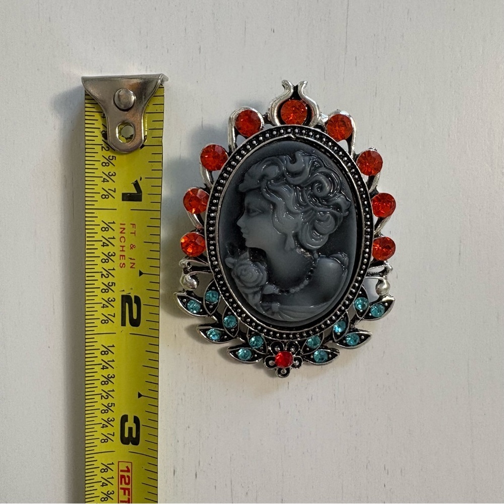 Vintage-Inspired Grey Cameo Brooch with Red Orange and Teal Stones - Picture 5 of 5